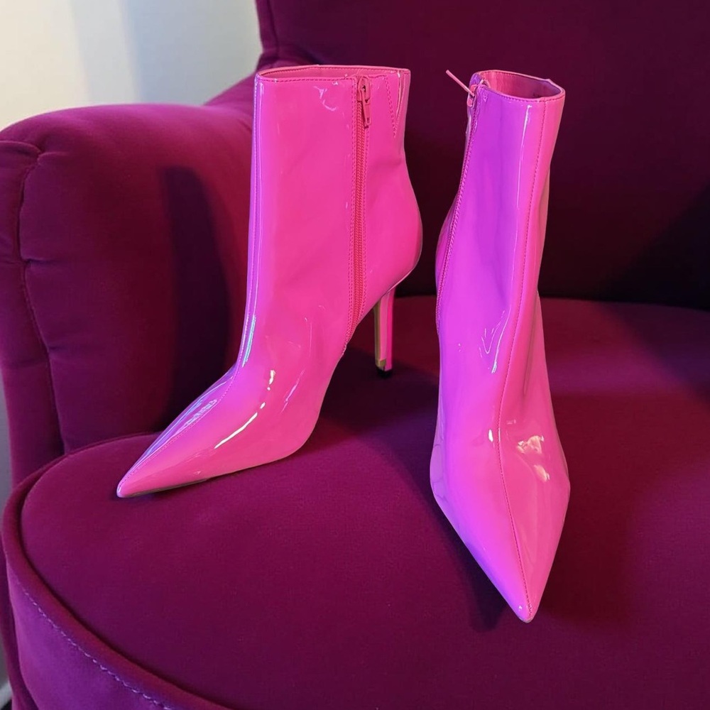 INC International Concepts NWT “ Stunning Barbie “ Hot Pink Heeled Boots (SH114)